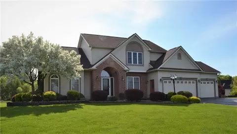 10 Mondavi Cir, Ogden, NY 14559