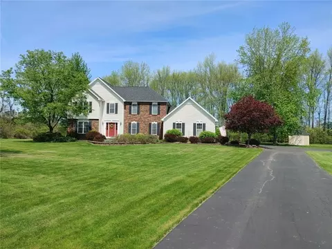 7 Maple Glen Trl, Parma, NY 14559