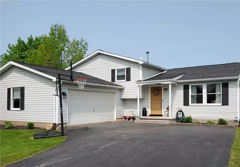 1588 Hayride Dr, Farmington, NY 14425