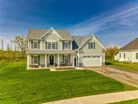 44 Brianna Ln, Parma, NY 14468