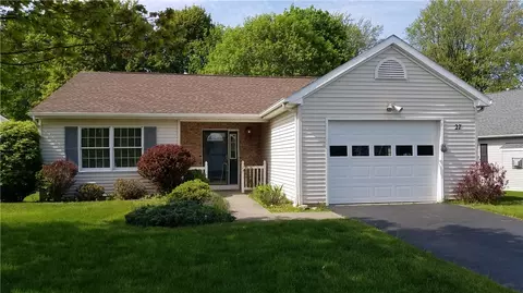 27 Freedom Pond Ln, Chili, NY 14514