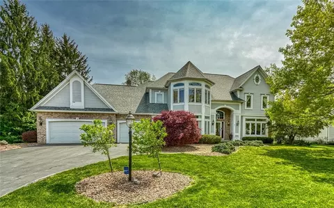 2 Pipers Meadow Trl, Penfield, NY 14526