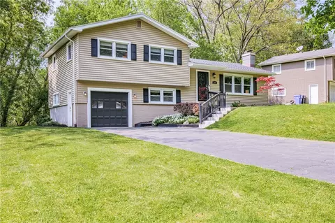 105 Burrows Hills Dr, Rochester, NY 14625