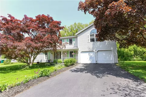 66 Saint James Dr, Webster, NY 14580