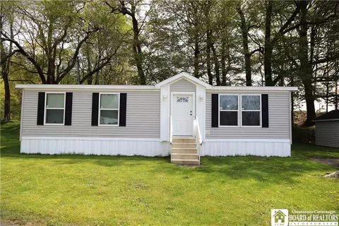 9 Ulrich Park Dr, Pomfret, NY 14718