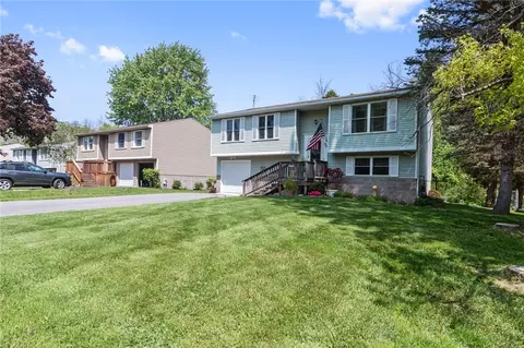 80 Close Hollow Dr, Hamlin, NY 14464