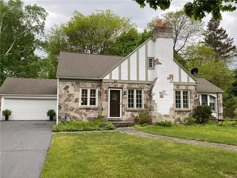 25 Scholfield Rd, Irondequoit, NY 14617