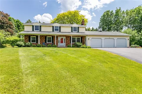 19 Sandpiper Ln, Pittsford, NY 14534