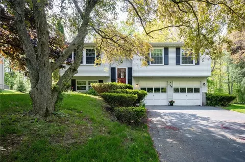 138 Peakview Dr, Henrietta, NY 14467