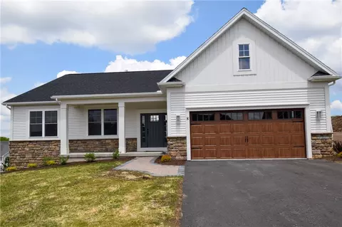 8 Black Wood Cir, Pittsford, NY 14534
