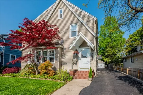 91 Lodge Dr, Irondequoit, NY 14622