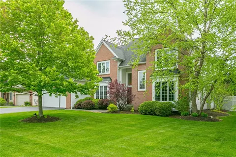 195 Barclay Square Dr, Rochester, NY 14618