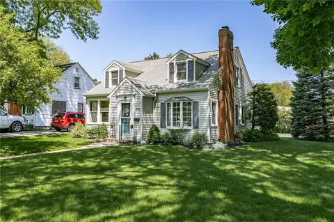 326 Oaklawn Dr, Irondequoit, NY 14617