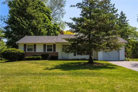 42 Stonehill Dr, Greece, NY 14615