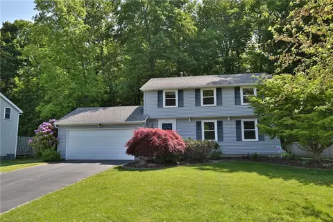 724 Close Cir, Webster, NY 14580