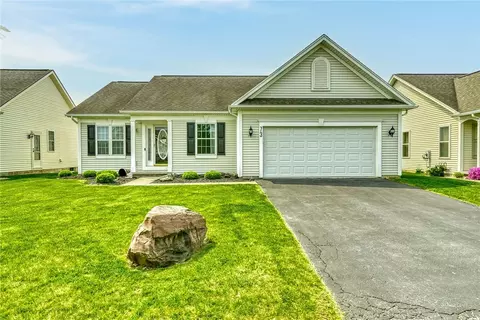 73 Sable Ridge Ln, Greece, NY 14612