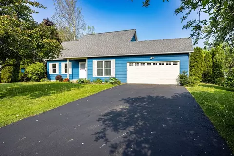 8 Sugar Tree Cir, Brockport, NY 14420