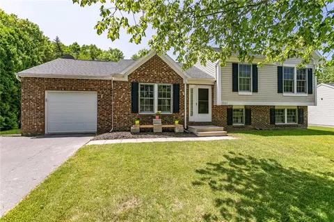 3241 Pine View Dr, Walworth, NY 14568
