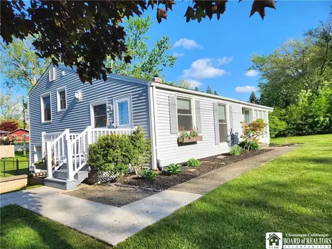 6 Middlesex Dr, Pomfret, NY 14063