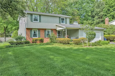 30 Fairfield Dr, Perinton, NY 14450