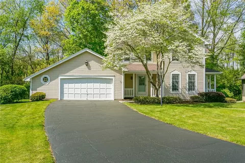 26 Cobblestone Xing, Penfield, NY 14526