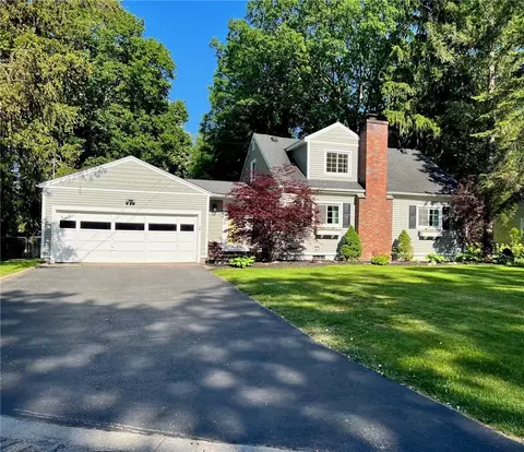 946 Gaywood Ln, Webster, NY 14580