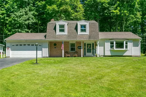 27 Pioneer Dr, Perinton, NY 14450