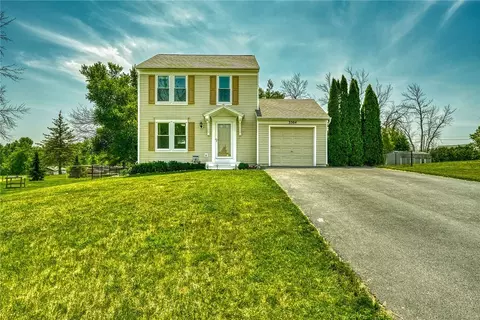 3304 Eagles Roost Ln, Macedon, NY 14502