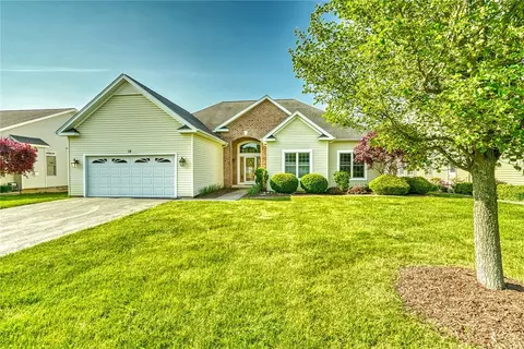 19 Willow Wind Trl, Ogden, NY 14624
