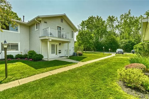 584 Eastbrooke Ln, Rochester, NY 14618