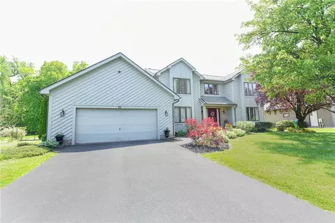 69 Thorn Apple Ln, Greece, NY 14626