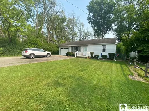 5341 Van Buren Bay Dr Ct, Pomfret, NY 14048
