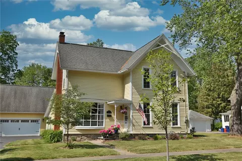 48 Monroe St, Honeoye Falls, NY 14472