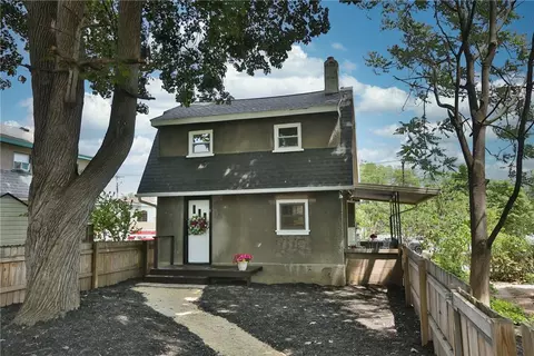 9 Woodneath Cres, East Rochester, NY 14445