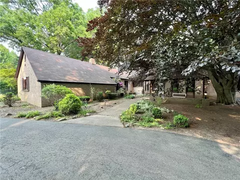 17 Landsdowne Ln, Rochester, NY 14618