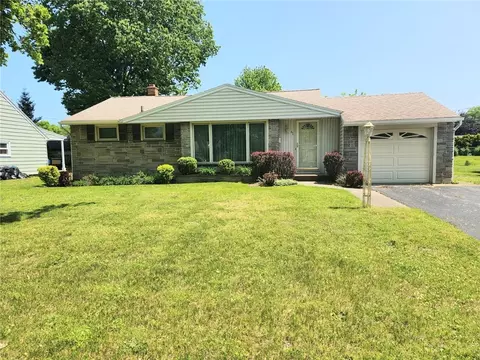 61 Bayberry Ln, Greece, NY 14616