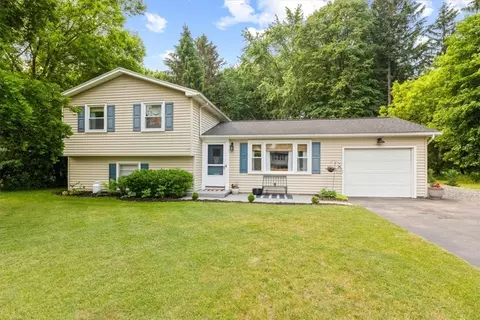 15 White Oak Ln, Perinton, NY 14450