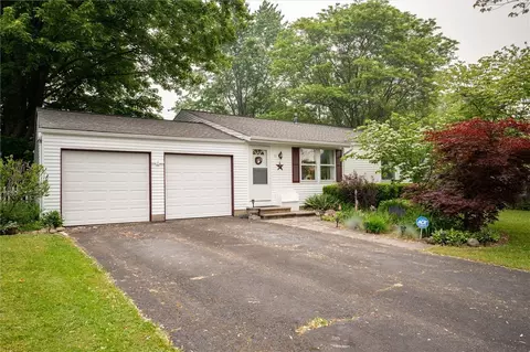 11 Peakview Dr, Henrietta, NY 14467