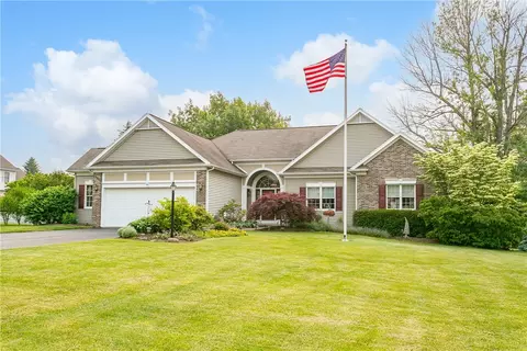 48 Hawkes Trl, Webster, NY 14580