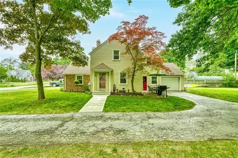 200 Hedgegarth Dr, Irondequoit, NY 14617
