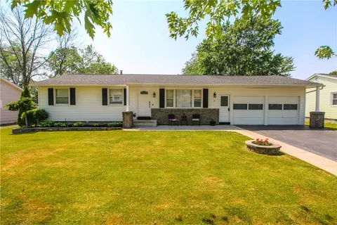 7 Currier Ln, Gates, NY 14624