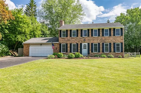 1629 Bridgeboro Dr, Webster, NY 14580