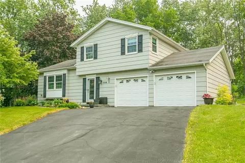 3308 Foxglove Ct, Walworth, NY 14568