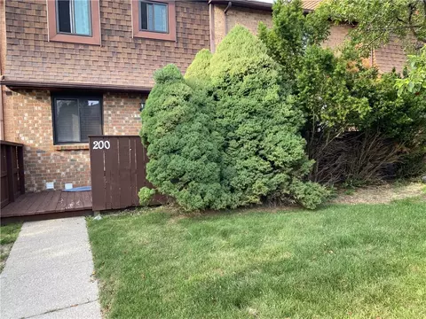 200 Surrey Hl, Rochester, NY 14623
