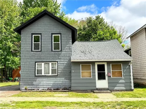 77 W Dezeng St, Galen, NY 14433