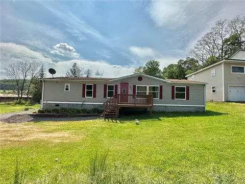 9 North St, Triangle, NY 13862