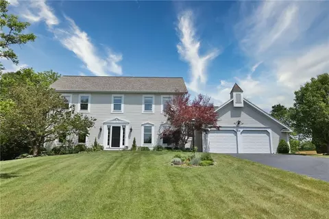 33 Charlemagne Dr, Mendon, NY 14506