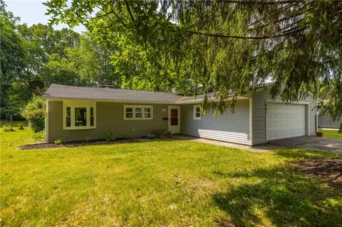 201 Ridgeview Dr, Perinton, NY 14445