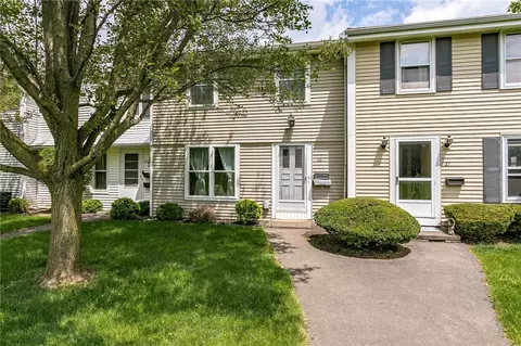 26 Summit Knolls Dr, Webster, NY 14580