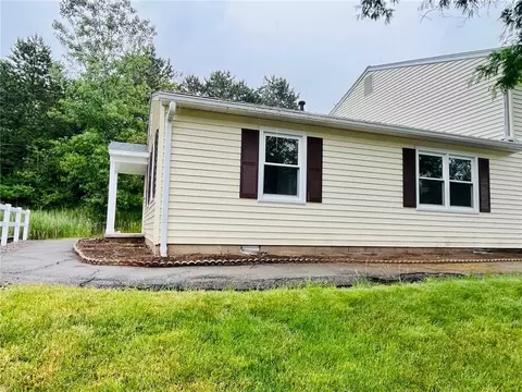10 Falcon Ln E, Perinton, NY 14450